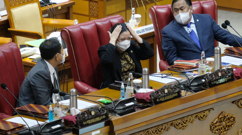 <p>Ketua DPR Puan Maharani (tengah) bersama Wakil Ketua DPR Rachmad Gobel (kanan) dan Aziz Syamsudin (kiri) bersiap memimpin Rapat Paripurna DPR di Kompleks Parlemen, Senayan, Jakarta, Selasa, 29 September 2020. Dalam Rapat Paripurna itu DPR menyetujui RUU APBN Tahun Anggaran 2021 dan RUU Bea Materai menjadi Undang-Undang serta menetapkan perpanjangan waktu pembahasan RUU Perlindungan Data Pribadi. Foto: Ismail Pohan/TrenAsia</p>