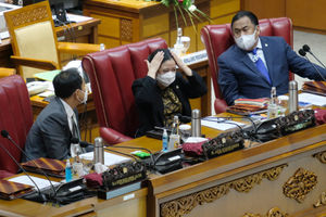 <p>Ketua DPR Puan Maharani (tengah) bersama Wakil Ketua DPR Rachmad Gobel (kanan) dan Aziz Syamsudin (kiri) bersiap memimpin Rapat Paripurna DPR di Kompleks Parlemen, Senayan, Jakarta, Selasa, 29 September 2020. Dalam Rapat Paripurna itu DPR menyetujui RUU APBN Tahun Anggaran 2021 dan RUU Bea Materai menjadi Undang-Undang serta menetapkan perpanjangan waktu pembahasan RUU Perlindungan Data Pribadi. Foto: Ismail Pohan/TrenAsia</p>
