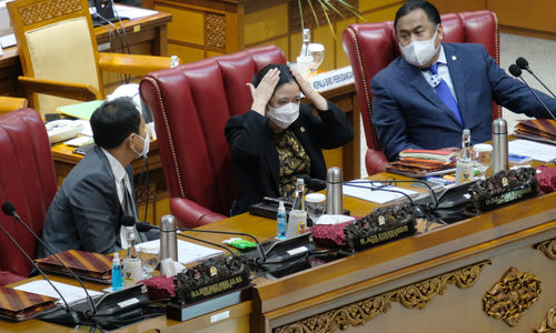 <p>Ketua DPR Puan Maharani (tengah) bersama Wakil Ketua DPR Rachmad Gobel (kanan) dan Aziz Syamsudin (kiri) bersiap memimpin Rapat Paripurna DPR di Kompleks Parlemen, Senayan, Jakarta, Selasa, 29 September 2020. Dalam Rapat Paripurna itu DPR menyetujui RUU APBN Tahun Anggaran 2021 dan RUU Bea Materai menjadi Undang-Undang serta menetapkan perpanjangan waktu pembahasan RUU Perlindungan Data Pribadi. Foto: Ismail Pohan/TrenAsia</p>
