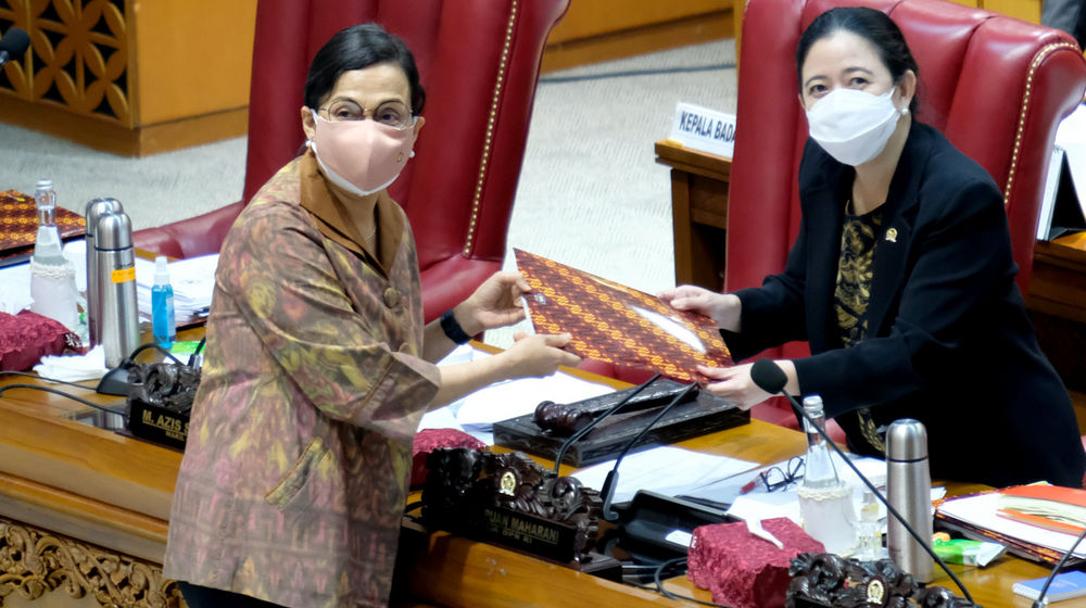 <p>Menteri Keuangan Sri Mulyani (kiri) menyerahkan tanggapan pemerintah atas pengesahan Undang-Undang Anggaran Pendapatan dan Belanja Negara (APBN) tahun 2021 kepada Ketua DPR Puan Maharani (kanan) dalam Rapat Paripurna DPR di Kompleks Parlemen, Senayan, Jakarta, Selasa, 29 September 2020. Rapat Paripurna menyetujui RUU APBN Tahun Anggaran 2021 dan RUU Bea Materai menjadi Undang-Undang serta menetapkan perpanjangan waktu pembahasan RUU Perlindungan Data Pribadi. Foto: Ismail Pohan/TrenAsia</p>
