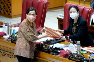 <p>Menteri Keuangan Sri Mulyani (kiri) menyerahkan tanggapan pemerintah atas pengesahan Undang-Undang Anggaran Pendapatan dan Belanja Negara (APBN) tahun 2021 kepada Ketua DPR Puan Maharani (kanan) dalam Rapat Paripurna DPR di Kompleks Parlemen, Senayan, Jakarta, Selasa, 29 September 2020. Rapat Paripurna menyetujui RUU APBN Tahun Anggaran 2021 dan RUU Bea Materai menjadi Undang-Undang serta menetapkan perpanjangan waktu pembahasan RUU Perlindungan Data Pribadi. Foto: Ismail Pohan/TrenAsia</p>
