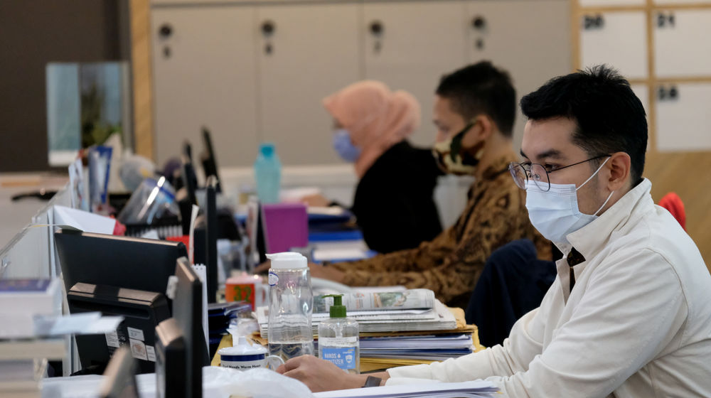 <p>Suasana karyawan bekerja di kantor Bank Mandiri, Jakarta, Senin, 14 September 2020. Bank Mandiri menyesuaikan kantor cabang operasional di Wilayah DKI Jakarta menyusul Kebijakan Pemerintah Provinsi DKI Jakarta menerapkan Pembatasan Sosial Berskala Besar (PSBB) secara penuh untuk mengerem laju penambahan kasus Covid-19. Foto: Ismail Pohan/TrenAsia</p>
