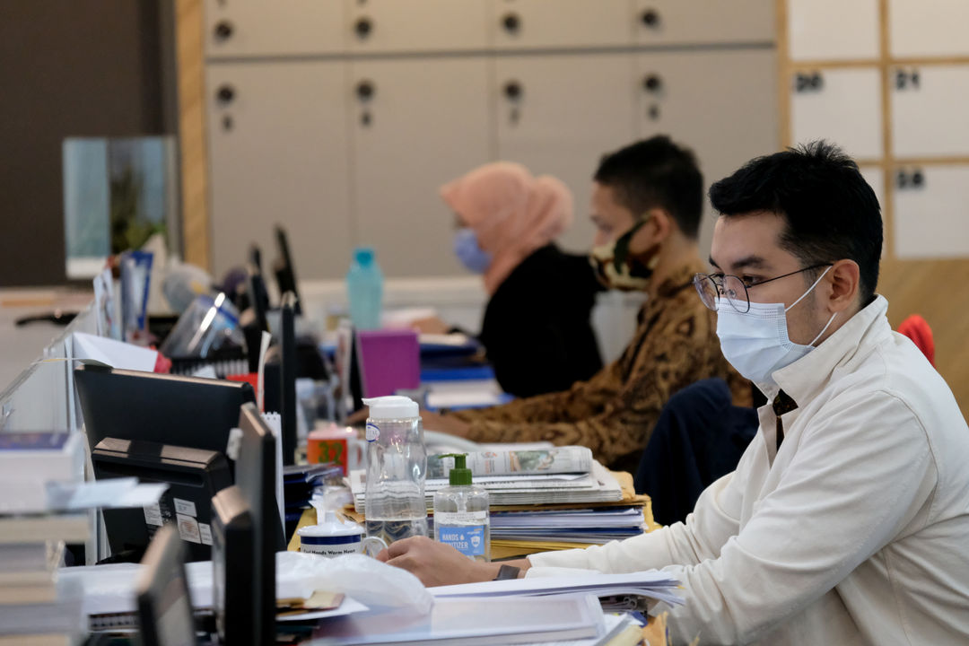 <p>Suasana karyawan bekerja di kantor Bank Mandiri, Jakarta, Senin, 14 September 2020. Bank Mandiri menyesuaikan kantor cabang operasional di Wilayah DKI Jakarta menyusul Kebijakan Pemerintah Provinsi DKI Jakarta menerapkan Pembatasan Sosial Berskala Besar (PSBB) secara penuh untuk mengerem laju penambahan kasus Covid-19. Foto: Ismail Pohan/TrenAsia</p>
