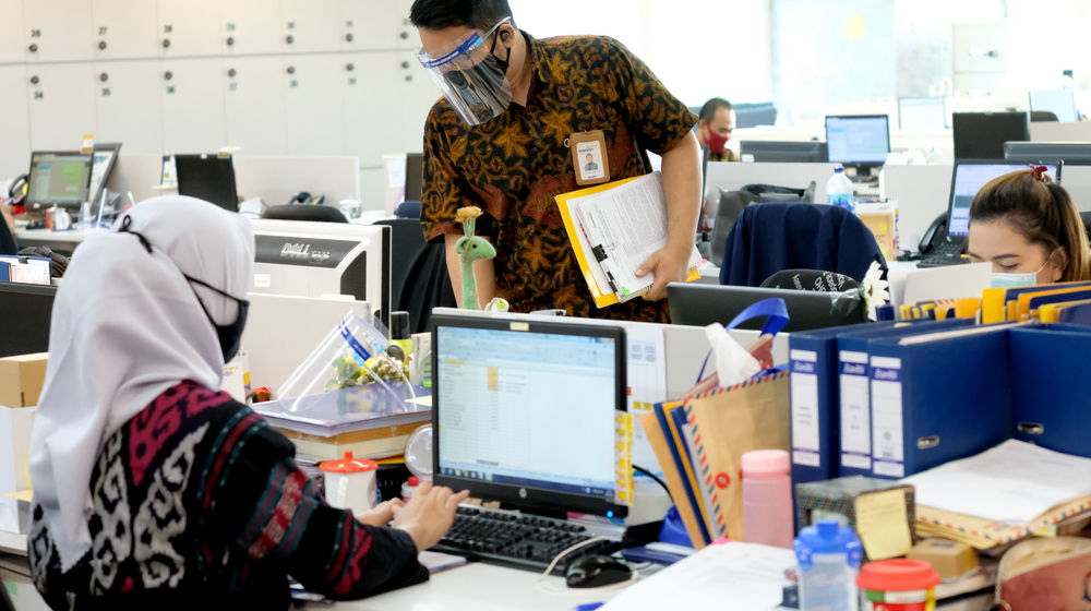 <p>Suasana karyawan bekerja di kantor Bank Mandiri, Jakarta, Senin, 14 September 2020. Bank Mandiri menyesuaikan kantor cabang operasional di Wilayah DKI Jakarta menyusul Kebijakan Pemerintah Provinsi DKI Jakarta menerapkan Pembatasan Sosial Berskala Besar (PSBB) secara penuh untuk mengerem laju penambahan kasus Covid-19. Foto: Ismail Pohan/TrenAsia</p>
