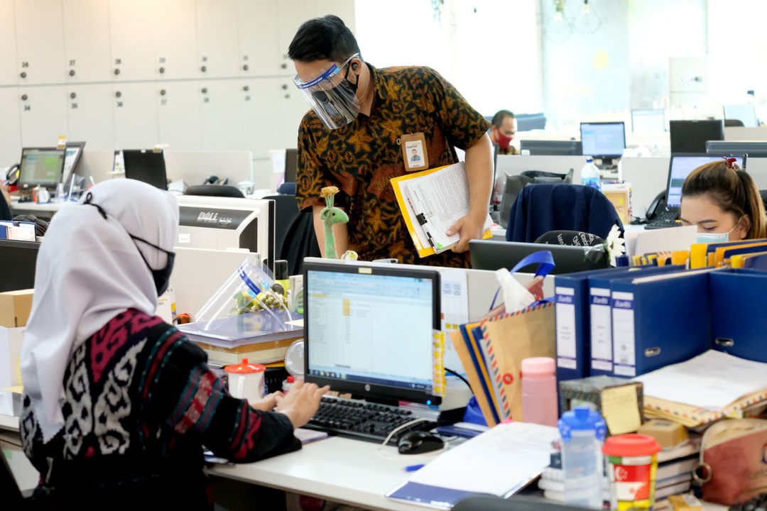 <p>Suasana karyawan bekerja di kantor Bank Mandiri, Jakarta, Senin, 14 September 2020. Bank Mandiri menyesuaikan kantor cabang operasional di Wilayah DKI Jakarta menyusul Kebijakan Pemerintah Provinsi DKI Jakarta menerapkan Pembatasan Sosial Berskala Besar (PSBB) secara penuh untuk mengerem laju penambahan kasus Covid-19. Foto: Ismail Pohan/TrenAsia</p>
