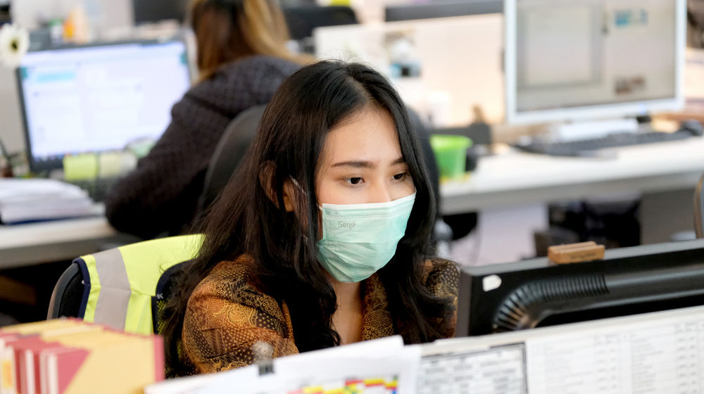 <p>Suasana karyawan bekerja di kantor Bank Mandiri, Jakarta, Senin, 14 September 2020. Bank Mandiri menyesuaikan kantor cabang operasional di Wilayah DKI Jakarta menyusul Kebijakan Pemerintah Provinsi DKI Jakarta menerapkan Pembatasan Sosial Berskala Besar (PSBB) secara penuh untuk mengerem laju penambahan kasus Covid-19. Foto: Suasana karyawan bekerja di kantor Bank Mandiri, Jakarta, Senin, 14 September 2020. Bank Mandiri menyesuaikan kantor cabang operasional di Wilayah DKI Jakarta menyusul Kebijakan Pemerintah Provinsi DKI Jakarta menerapkan Pembatasan Sosial Berskala Besar (PSBB) secara penuh untuk mengerem laju penambahan kasus Covid-19. Foto: Ismail Pohan/TrenAsiaIsmail Pohan/TrenAsia</p>
