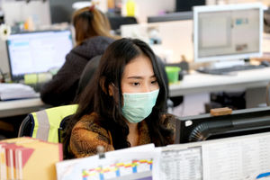 <p>Suasana karyawan bekerja di kantor Bank Mandiri, Jakarta, Senin, 14 September 2020. Bank Mandiri menyesuaikan kantor cabang operasional di Wilayah DKI Jakarta menyusul Kebijakan Pemerintah Provinsi DKI Jakarta menerapkan Pembatasan Sosial Berskala Besar (PSBB) secara penuh untuk mengerem laju penambahan kasus Covid-19. Foto: Suasana karyawan bekerja di kantor Bank Mandiri, Jakarta, Senin, 14 September 2020. Bank Mandiri menyesuaikan kantor cabang operasional di Wilayah DKI Jakarta menyusul Kebijakan Pemerintah Provinsi DKI Jakarta menerapkan Pembatasan Sosial Berskala Besar (PSBB) secara penuh untuk mengerem laju penambahan kasus Covid-19. Foto: Ismail Pohan/TrenAsiaIsmail Pohan/TrenAsia</p>
