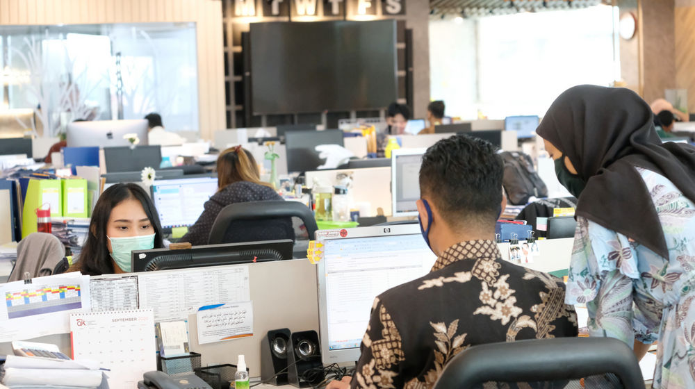 <p>Suasana karyawan bekerja di kantor Bank Mandiri, Jakarta, Senin, 14 September 2020. Bank Mandiri menyesuaikan kantor cabang operasional di Wilayah DKI Jakarta menyusul Kebijakan Pemerintah Provinsi DKI Jakarta menerapkan Pembatasan Sosial Berskala Besar (PSBB) secara penuh untuk mengerem laju penambahan kasus Covid-19. Foto: Ismail Pohan/TrenAsia</p>
