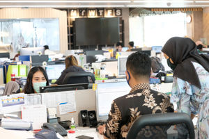 <p>Suasana karyawan bekerja di kantor Bank Mandiri, Jakarta, Senin, 14 September 2020. Bank Mandiri menyesuaikan kantor cabang operasional di Wilayah DKI Jakarta menyusul Kebijakan Pemerintah Provinsi DKI Jakarta menerapkan Pembatasan Sosial Berskala Besar (PSBB) secara penuh untuk mengerem laju penambahan kasus Covid-19. Foto: Ismail Pohan/TrenAsia</p>
