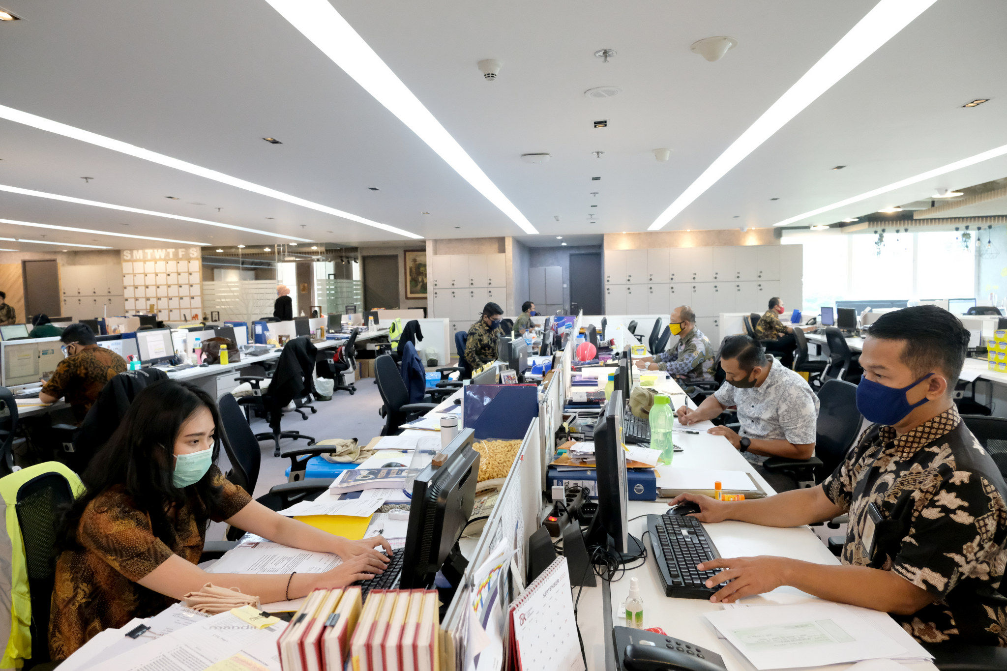 <p>Suasana karyawan bekerja di kantor Bank Mandiri, Jakarta, Senin, 14 September 2020. Bank Mandiri menyesuaikan kantor cabang operasional di Wilayah DKI Jakarta menyusul Kebijakan Pemerintah Provinsi DKI Jakarta menerapkan Pembatasan Sosial Berskala Besar (PSBB) secara penuh untuk mengerem laju penambahan kasus Covid-19. Foto: Ismail Pohan/TrenAsia</p>
