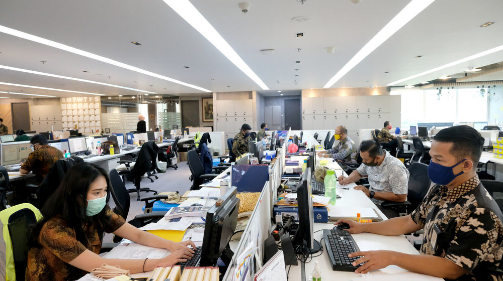 <p>Suasana karyawan bekerja di kantor Bank Mandiri, Jakarta, Senin, 14 September 2020. Bank Mandiri menyesuaikan kantor cabang operasional di Wilayah DKI Jakarta menyusul Kebijakan Pemerintah Provinsi DKI Jakarta menerapkan Pembatasan Sosial Berskala Besar (PSBB) secara penuh untuk mengerem laju penambahan kasus Covid-19. Foto: Ismail Pohan/TrenAsia</p>
