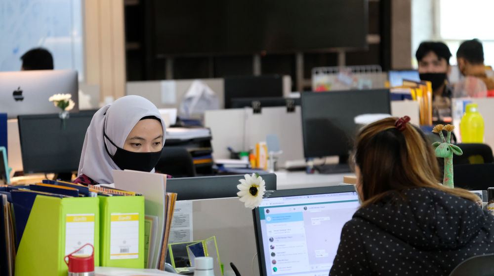 <p>Suasana karyawan bekerja di kantor Bank Mandiri, Jakarta, Senin, 14 September 2020. Bank Mandiri menyesuaikan kantor cabang operasional di Wilayah DKI Jakarta menyusul Kebijakan Pemerintah Provinsi DKI Jakarta menerapkan Pembatasan Sosial Berskala Besar (PSBB) secara penuh untuk mengerem laju penambahan kasus Covid-19. Foto: Ismail Pohan/TrenAsia</p>
