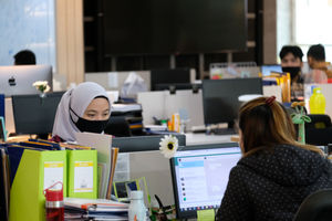 <p>Suasana karyawan bekerja di kantor Bank Mandiri, Jakarta, Senin, 14 September 2020. Bank Mandiri menyesuaikan kantor cabang operasional di Wilayah DKI Jakarta menyusul Kebijakan Pemerintah Provinsi DKI Jakarta menerapkan Pembatasan Sosial Berskala Besar (PSBB) secara penuh untuk mengerem laju penambahan kasus Covid-19. Foto: Ismail Pohan/TrenAsia</p>
