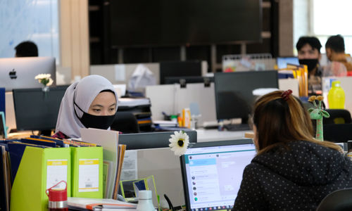 <p>Suasana karyawan bekerja di kantor Bank Mandiri, Jakarta, Senin, 14 September 2020. Bank Mandiri menyesuaikan kantor cabang operasional di Wilayah DKI Jakarta menyusul Kebijakan Pemerintah Provinsi DKI Jakarta menerapkan Pembatasan Sosial Berskala Besar (PSBB) secara penuh untuk mengerem laju penambahan kasus Covid-19. Foto: Ismail Pohan/TrenAsia</p>

