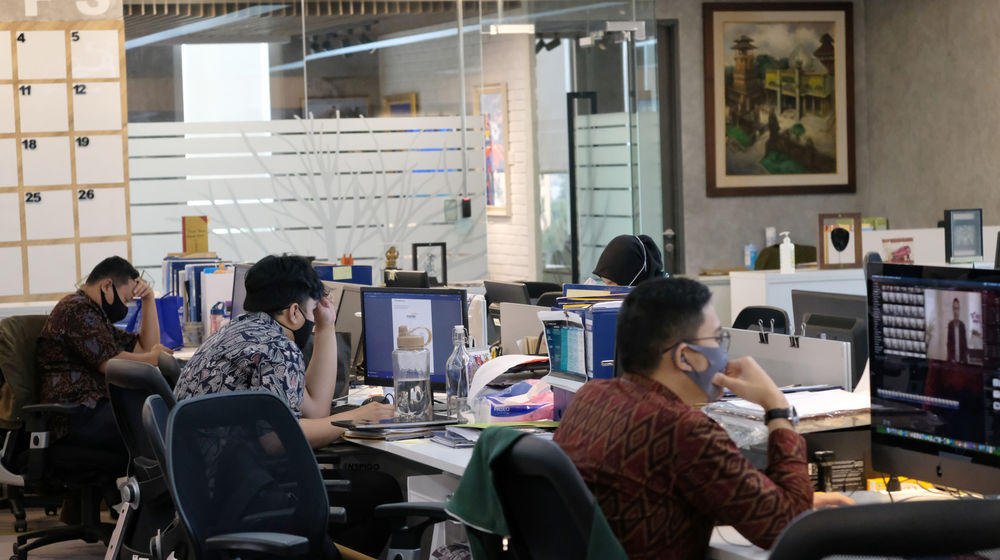 <p>Suasana karyawan bekerja di kantor Bank Mandiri, Jakarta, Senin, 14 September 2020. Bank Mandiri menyesuaikan kantor cabang operasional di Wilayah DKI Jakarta menyusul Kebijakan Pemerintah Provinsi DKI Jakarta menerapkan Pembatasan Sosial Berskala Besar (PSBB) secara penuh untuk mengerem laju penambahan kasus Covid-19. Foto: Ismail Pohan/TrenAsia</p>