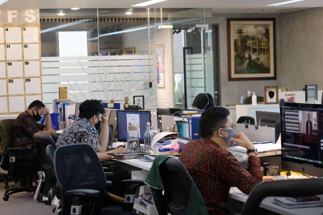 <p>Suasana karyawan bekerja di kantor Bank Mandiri, Jakarta, Senin, 14 September 2020. Bank Mandiri menyesuaikan kantor cabang operasional di Wilayah DKI Jakarta menyusul Kebijakan Pemerintah Provinsi DKI Jakarta menerapkan Pembatasan Sosial Berskala Besar (PSBB) secara penuh untuk mengerem laju penambahan kasus Covid-19. Foto: Ismail Pohan/TrenAsia</p>
