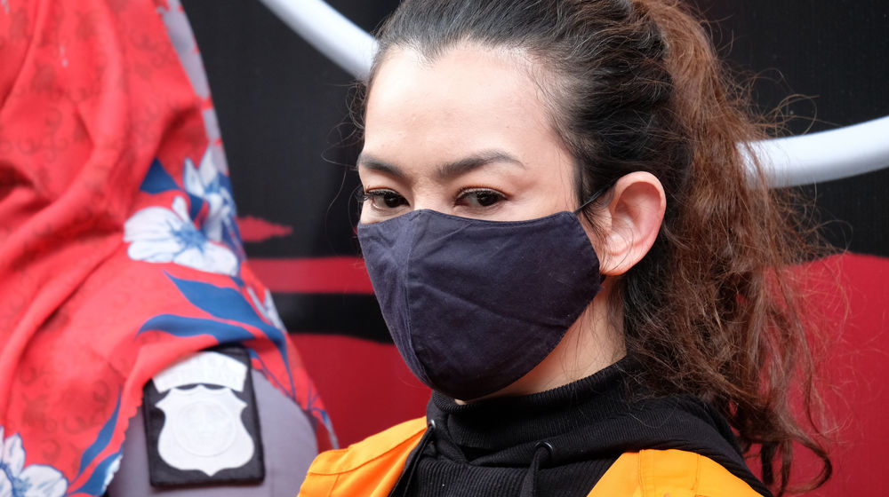 <p>Artis dan penyanyi Reza Artamevia mengenakan rompi tahanan saat di rilis terkait kasus narkoba di Mapolda Metro Jaya, Minggu, 6 September 2020. Artis yang sempat tersangkut kasus yang sama pada 2016 lalu ini, kembali harus tersandung masalah narkoba. Kepada polisi, Reza mengaku menggunakan narkoba jenis sabu dalam kurun 4 bulan belakangan di masa pandemi Covid -19 untuk mengisi waktu selama berada dirumah. Foto:Ismail Pohan/TrenAsia</p>
