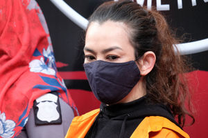 <p>Artis dan penyanyi Reza Artamevia mengenakan rompi tahanan saat di rilis terkait kasus narkoba di Mapolda Metro Jaya, Minggu, 6 September 2020. Artis yang sempat tersangkut kasus yang sama pada 2016 lalu ini, kembali harus tersandung masalah narkoba. Kepada polisi, Reza mengaku menggunakan narkoba jenis sabu dalam kurun 4 bulan belakangan di masa pandemi Covid -19 untuk mengisi waktu selama berada dirumah. Foto:Ismail Pohan/TrenAsia</p>
