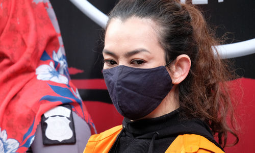 <p>Artis dan penyanyi Reza Artamevia mengenakan rompi tahanan saat di rilis terkait kasus narkoba di Mapolda Metro Jaya, Minggu, 6 September 2020. Artis yang sempat tersangkut kasus yang sama pada 2016 lalu ini, kembali harus tersandung masalah narkoba. Kepada polisi, Reza mengaku menggunakan narkoba jenis sabu dalam kurun 4 bulan belakangan di masa pandemi Covid -19 untuk mengisi waktu selama berada dirumah. Foto:Ismail Pohan/TrenAsia</p>
