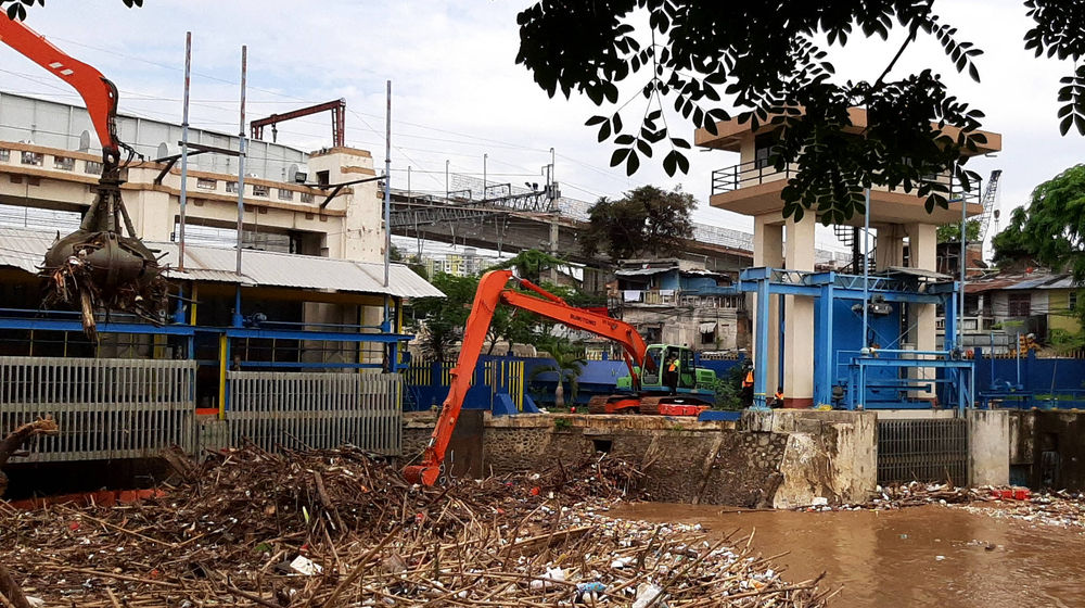 <p>Alat berat mengangkut tumpukan sampah yang menutupi permukaan air di Pintu Air Manggarai, Jakarta Selatan, Selasa, 22 September 2020. Dinas Lingkungan Hidup DKI Jakarta mencatat total 888 ton sampah menumpuk di Pintu Air Manggarai yang terbawa dari aliran Sungai Ciliwung. Jumlah petugas yang dikerahkan adalah 20 orang dengan total armada 20 unit dan tiga jenis alat berat yang digunakan. Foto: Ismail Pohan/TrenAsia</p>
