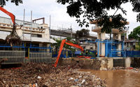 <p>Alat berat mengangkut tumpukan sampah yang menutupi permukaan air di Pintu Air Manggarai, Jakarta Selatan, Selasa, 22 September 2020. Dinas Lingkungan Hidup DKI Jakarta mencatat total 888 ton sampah menumpuk di Pintu Air Manggarai yang terbawa dari aliran Sungai Ciliwung. Jumlah petugas yang dikerahkan adalah 20 orang dengan total armada 20 unit dan tiga jenis alat berat yang digunakan. Foto: Ismail Pohan/TrenAsia</p>
