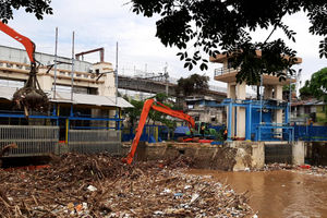 <p>Alat berat mengangkut tumpukan sampah yang menutupi permukaan air di Pintu Air Manggarai, Jakarta Selatan, Selasa, 22 September 2020. Dinas Lingkungan Hidup DKI Jakarta mencatat total 888 ton sampah menumpuk di Pintu Air Manggarai yang terbawa dari aliran Sungai Ciliwung. Jumlah petugas yang dikerahkan adalah 20 orang dengan total armada 20 unit dan tiga jenis alat berat yang digunakan. Foto: Ismail Pohan/TrenAsia</p>
