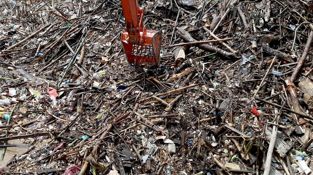 <p>Tumpukan sampah yang menutupi permukaan air di Pintu Air Manggarai, Jakarta Selatan, Selasa, 22 September 2020. Dinas Lingkungan Hidup DKI Jakarta mencatat total 888 ton sampah menumpuk di Pintu Air Manggarai yang terbawa dari aliran Sungai Ciliwung. Jumlah petugas yang dikerahkan adalah 20 orang dengan total armada 20 unit dan tiga jenis alat berat yang digunakan. Foto: Ismail Pohan/TrenAsia</p>
