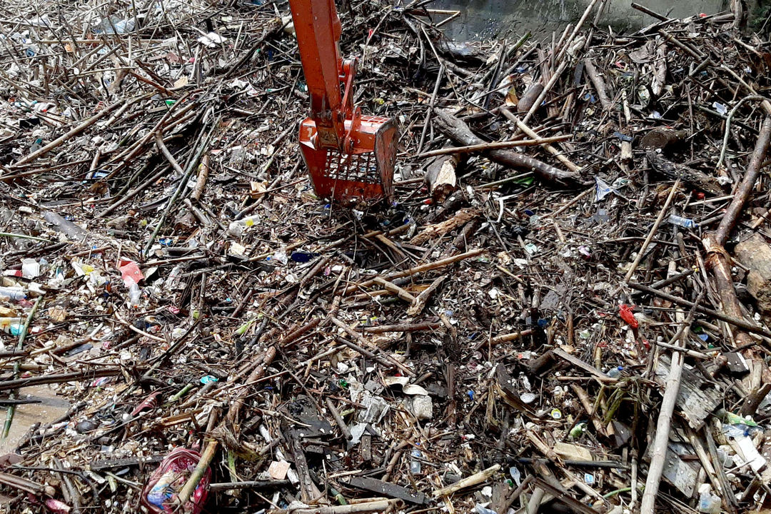 <p>Tumpukan sampah yang menutupi permukaan air di Pintu Air Manggarai, Jakarta Selatan, Selasa, 22 September 2020. Dinas Lingkungan Hidup DKI Jakarta mencatat total 888 ton sampah menumpuk di Pintu Air Manggarai yang terbawa dari aliran Sungai Ciliwung. Jumlah petugas yang dikerahkan adalah 20 orang dengan total armada 20 unit dan tiga jenis alat berat yang digunakan. Foto: Ismail Pohan/TrenAsia</p>
