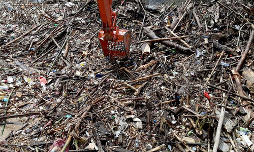 <p>Tumpukan sampah yang menutupi permukaan air di Pintu Air Manggarai, Jakarta Selatan, Selasa, 22 September 2020. Dinas Lingkungan Hidup DKI Jakarta mencatat total 888 ton sampah menumpuk di Pintu Air Manggarai yang terbawa dari aliran Sungai Ciliwung. Jumlah petugas yang dikerahkan adalah 20 orang dengan total armada 20 unit dan tiga jenis alat berat yang digunakan. Foto: Ismail Pohan/TrenAsia</p>
