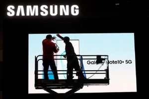 <p>Korea Selatan adalah asal dari ponsel pintar (smartphone) Samsung / Reuters</p>
