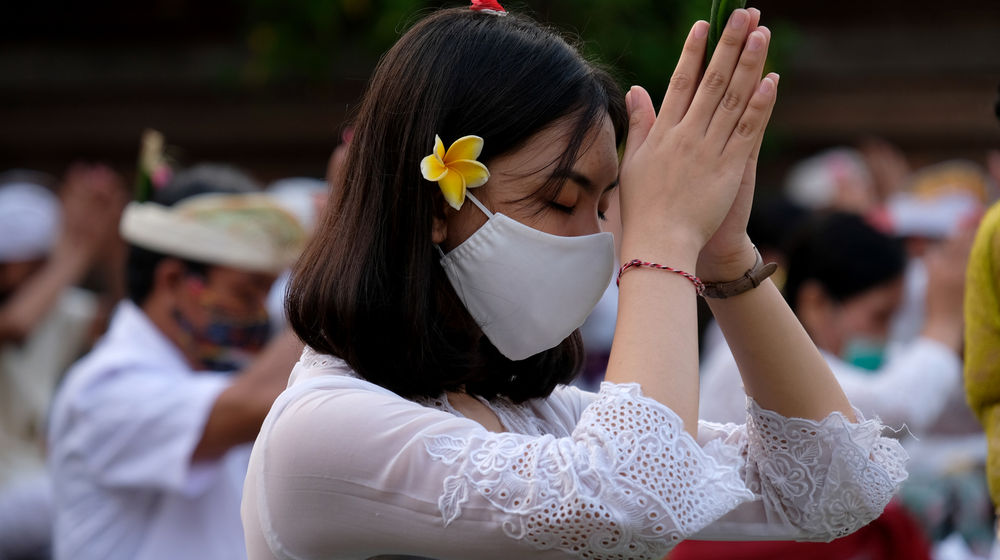 <p>Umat Hindu mengikuti persembahyangan bersama Hari Raya Galungan di Pura Kerta Jaya, Kota Tangerang, Rabu, 16 September 2020. Hari Raya Galungan merupakan hari kemenangan kebenaran (Dharma) atas kejahatan (Adharma) yang dirayakan umat Hindu setiap enam bulan sekali dengan melakukan persembahyangan di tiap-tiap Pura. Foto: Ismail Pohan/TrenAsia</p>
