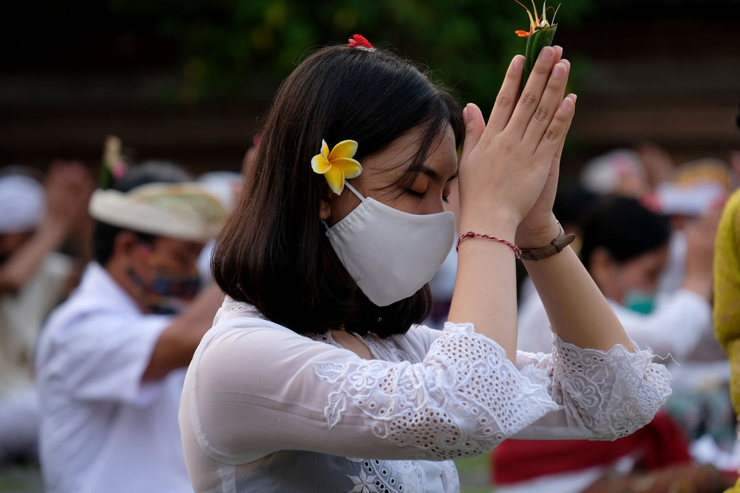 <p>Umat Hindu mengikuti persembahyangan bersama Hari Raya Galungan di Pura Kerta Jaya, Kota Tangerang, Rabu, 16 September 2020. Hari Raya Galungan merupakan hari kemenangan kebenaran (Dharma) atas kejahatan (Adharma) yang dirayakan umat Hindu setiap enam bulan sekali dengan melakukan persembahyangan di tiap-tiap Pura. Foto: Ismail Pohan/TrenAsia</p>
