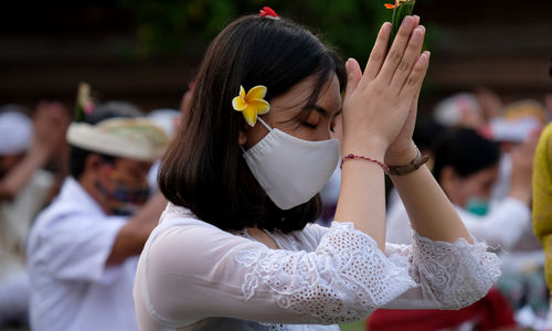 <p>Umat Hindu mengikuti persembahyangan bersama Hari Raya Galungan di Pura Kerta Jaya, Kota Tangerang, Rabu, 16 September 2020. Hari Raya Galungan merupakan hari kemenangan kebenaran (Dharma) atas kejahatan (Adharma) yang dirayakan umat Hindu setiap enam bulan sekali dengan melakukan persembahyangan di tiap-tiap Pura. Foto: Ismail Pohan/TrenAsia</p>
