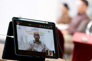 <p>Anggota Dewan Penasehat AFPI, M. Chatib Basri tampak dilayar gadget sebagai narasumber pada Seminar Nasional Daring kerjasama KADIN Indonesia dan AFPI di Jakarta, Kamis, 3 September 2020. Seminar Nasional bertajuk “Peran Fintech Pendanaan Bersama Dalam Akselerasi Penyaluran Stimulus Program Pemulihan Ekonomi Nasional” diantaranya menghadirkan diskusi tantangan dan cerita sukses dari penerima manfaat fintech pendanaan bersama, kebijakan penyaluran stimulus pemulihan ekonomi nasional kepada UMKM yang terdampak pandemi Covid-19, serta pemanfaatan dan penggunaan platform fintech pendanaan bersama dalam mendukung akselerasi penyaluran stimulus pemulihan ekonomi nasional kepada UMKM secara cepat, transparan dan masif. Foto: Ismail Pohan/TrenAsia</p>
