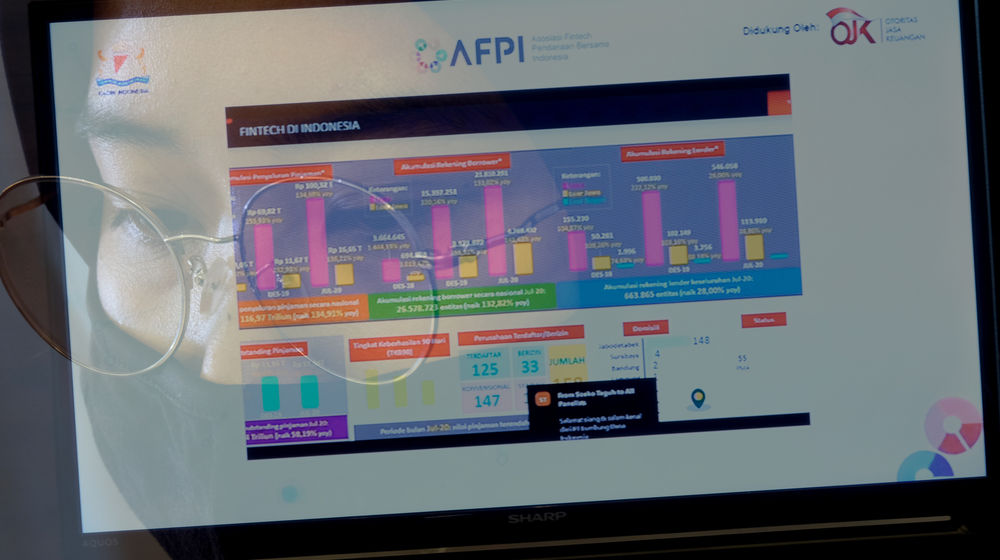 <p>Materi diskusi tampak dilayar komputer peserta pada Seminar Nasional Daring kerjasama KADIN Indonesia dan AFPI di Jakarta, Kamis, 3 September 2020. Seminar Nasional bertajuk “Peran Fintech Pendanaan Bersama Dalam Akselerasi Penyaluran Stimulus Program Pemulihan Ekonomi Nasional” diantaranya menghadirkan diskusi tantangan dan cerita sukses dari penerima manfaat fintech pendanaan bersama, kebijakan penyaluran stimulus pemulihan ekonomi nasional kepada UMKM yang terdampak pandemi Covid-19, serta pemanfaatan dan penggunaan platform fintech pendanaan bersama dalam mendukung akselerasi penyaluran stimulus pemulihan ekonomi nasional kepada UMKM secara cepat, transparan dan masif. Foto: Ismail Pohan/TrenAsia</p>
