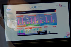 <p>Materi diskusi tampak dilayar komputer peserta pada Seminar Nasional Daring kerjasama KADIN Indonesia dan AFPI di Jakarta, Kamis, 3 September 2020. Seminar Nasional bertajuk “Peran Fintech Pendanaan Bersama Dalam Akselerasi Penyaluran Stimulus Program Pemulihan Ekonomi Nasional” diantaranya menghadirkan diskusi tantangan dan cerita sukses dari penerima manfaat fintech pendanaan bersama, kebijakan penyaluran stimulus pemulihan ekonomi nasional kepada UMKM yang terdampak pandemi Covid-19, serta pemanfaatan dan penggunaan platform fintech pendanaan bersama dalam mendukung akselerasi penyaluran stimulus pemulihan ekonomi nasional kepada UMKM secara cepat, transparan dan masif. Foto: Ismail Pohan/TrenAsia</p>
