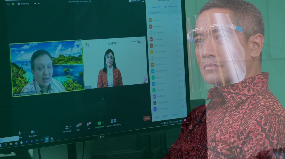 <p>Ketua Umum Asosiasi Fintech Pendanaan Bersama Indonesia (AFPI), Adrian Gunadi (kanan) memperhatikan salah satu pembicara pada Seminar Nasional Daring kerjasama KADIN Indonesia dan AFPI di Jakarta, Kamis, 3 September 2020. Seminar Nasional bertajuk “Peran Fintech Pendanaan Bersama Dalam Akselerasi Penyaluran Stimulus Program Pemulihan Ekonomi Nasional” diantaranya menghadirkan diskusi tantangan dan cerita sukses dari penerima manfaat fintech pendanaan bersama, kebijakan penyaluran stimulus pemulihan ekonomi nasional kepada UMKM yang terdampak pandemi Covid-19, serta pemanfaatan dan penggunaan platform fintech pendanaan bersama dalam mendukung akselerasi penyaluran stimulus pemulihan ekonomi nasional kepada UMKM secara cepat, transparan dan masif. Foto: Ismail Pohan/TrenAsia</p>