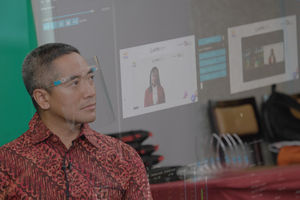 <p>Ketua Umum Asosiasi Fintech Pendanaan Bersama Indonesia (AFPI), Adrian Gunadi mengikuti jalannya Seminar Nasional Daring kerjasama KADIN Indonesia dan AFPI di Jakarta, Kamis, 3 September 2020. Seminar Nasional bertajuk “Peran Fintech Pendanaan Bersama Dalam Akselerasi Penyaluran Stimulus Program Pemulihan Ekonomi Nasional” diantaranya menghadirkan diskusi tantangan dan cerita sukses dari penerima manfaat fintech pendanaan bersama, kebijakan penyaluran stimulus pemulihan ekonomi nasional kepada UMKM yang terdampak pandemi Covid-19, serta pemanfaatan dan penggunaan platform fintech pendanaan bersama dalam mendukung akselerasi penyaluran stimulus pemulihan ekonomi nasional kepada UMKM secara cepat, transparan dan masif. Foto: Ismail Pohan/TrenAsia</p>
