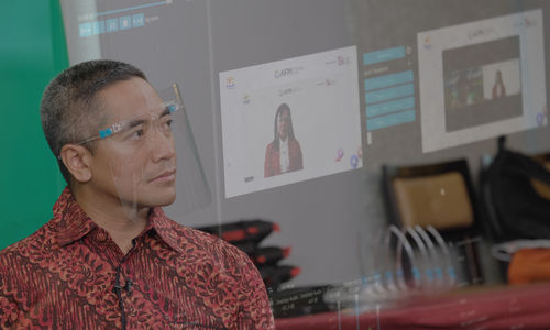 <p>Ketua Umum Asosiasi Fintech Pendanaan Bersama Indonesia (AFPI), Adrian Gunadi mengikuti jalannya Seminar Nasional Daring kerjasama KADIN Indonesia dan AFPI di Jakarta, Kamis, 3 September 2020. Seminar Nasional bertajuk “Peran Fintech Pendanaan Bersama Dalam Akselerasi Penyaluran Stimulus Program Pemulihan Ekonomi Nasional” diantaranya menghadirkan diskusi tantangan dan cerita sukses dari penerima manfaat fintech pendanaan bersama, kebijakan penyaluran stimulus pemulihan ekonomi nasional kepada UMKM yang terdampak pandemi Covid-19, serta pemanfaatan dan penggunaan platform fintech pendanaan bersama dalam mendukung akselerasi penyaluran stimulus pemulihan ekonomi nasional kepada UMKM secara cepat, transparan dan masif. Foto: Ismail Pohan/TrenAsia</p>
