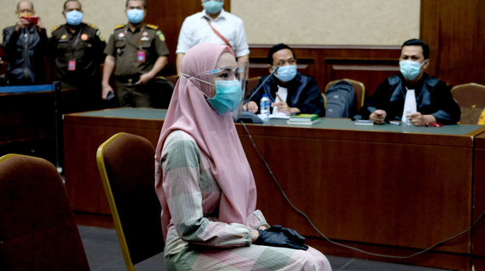 <p>Terdakwa Jaksa Pinangki Sirna Malasari bersiap mengikuti sidang perdana di Pengadilan Negeri Jakarta Pusat, Rabu, 23 September 2020. Sidang beragendakan pembacaan dakwaan dalam kasus dugaan korupsi dan tindak pidana pencucian uang (TPPU) terkait kepengurusan fatwa untuk Djoko Tjandra di Mahkamah Agung (MA). Foto: Ismail Pohan/TrenAsia</p>
