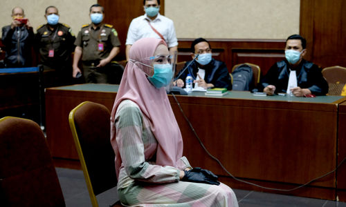 <p>Terdakwa Jaksa Pinangki Sirna Malasari bersiap mengikuti sidang perdana di Pengadilan Negeri Jakarta Pusat, Rabu, 23 September 2020. Sidang beragendakan pembacaan dakwaan dalam kasus dugaan korupsi dan tindak pidana pencucian uang (TPPU) terkait kepengurusan fatwa untuk Djoko Tjandra di Mahkamah Agung (MA). Foto: Ismail Pohan/TrenAsia</p>
