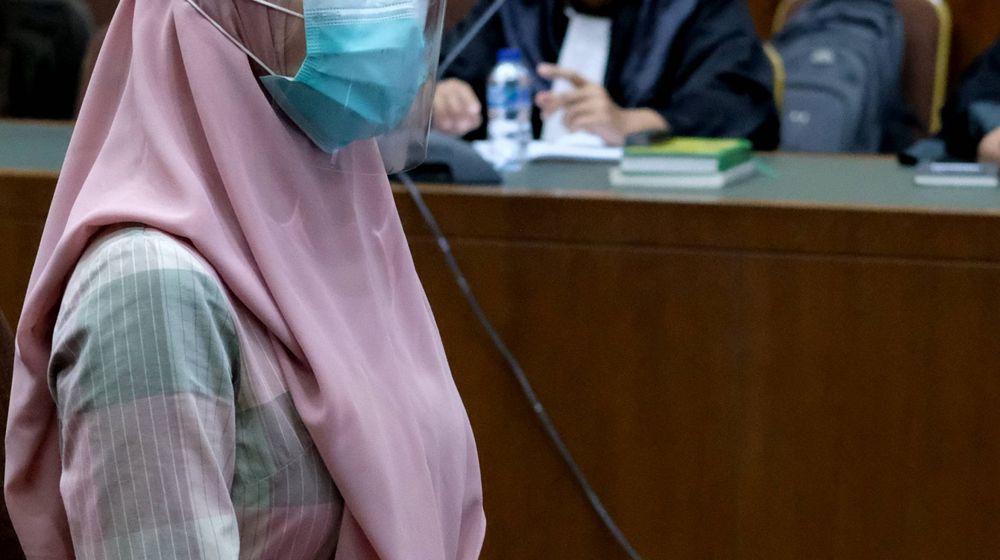 <p>Terdakwa Jaksa Pinangki Sirna Malasari bersiap mengikuti sidang perdana di Pengadilan Negeri Jakarta Pusat, Rabu, 23 September 2020. Sidang beragendakan pembacaan dakwaan dalam kasus dugaan korupsi dan tindak pidana pencucian uang (TPPU) terkait kepengurusan fatwa untuk Djoko Tjandra di Mahkamah Agung (MA). Foto: Ismail Pohan/TrenAsia</p>
