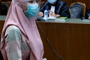 <p>Terdakwa Jaksa Pinangki Sirna Malasari bersiap mengikuti sidang perdana di Pengadilan Negeri Jakarta Pusat, Rabu, 23 September 2020. Sidang beragendakan pembacaan dakwaan dalam kasus dugaan korupsi dan tindak pidana pencucian uang (TPPU) terkait kepengurusan fatwa untuk Djoko Tjandra di Mahkamah Agung (MA). Foto: Ismail Pohan/TrenAsia</p>
