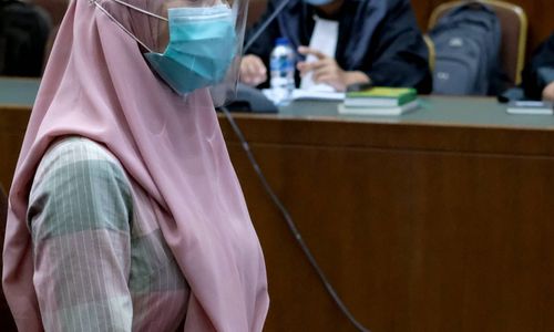 <p>Terdakwa Jaksa Pinangki Sirna Malasari bersiap mengikuti sidang perdana di Pengadilan Negeri Jakarta Pusat, Rabu, 23 September 2020. Sidang beragendakan pembacaan dakwaan dalam kasus dugaan korupsi dan tindak pidana pencucian uang (TPPU) terkait kepengurusan fatwa untuk Djoko Tjandra di Mahkamah Agung (MA). Foto: Ismail Pohan/TrenAsia</p>
