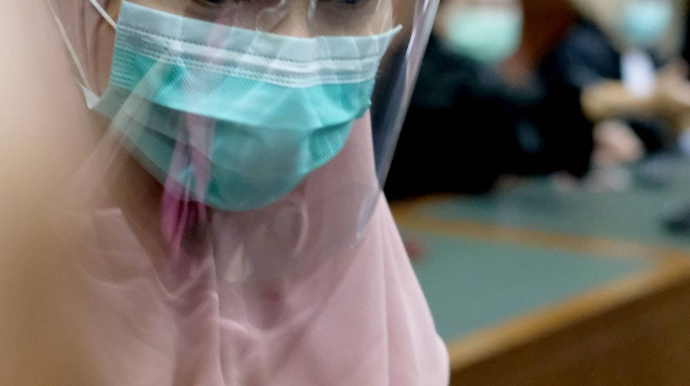 <p>Terdakwa Jaksa Pinangki Sirna Malasari bersiap mengikuti sidang perdana di Pengadilan Negeri Jakarta Pusat, Rabu, 23 September 2020. Sidang beragendakan pembacaan dakwaan dalam kasus dugaan korupsi dan tindak pidana pencucian uang (TPPU) terkait kepengurusan fatwa untuk Djoko Tjandra di Mahkamah Agung (MA). Foto: Ismail Pohan/TrenAsia</p>