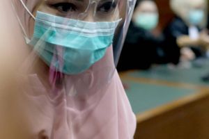 <p>Terdakwa Jaksa Pinangki Sirna Malasari bersiap mengikuti sidang perdana di Pengadilan Negeri Jakarta Pusat, Rabu, 23 September 2020. Sidang beragendakan pembacaan dakwaan dalam kasus dugaan korupsi dan tindak pidana pencucian uang (TPPU) terkait kepengurusan fatwa untuk Djoko Tjandra di Mahkamah Agung (MA). Foto: Ismail Pohan/TrenAsia</p>
