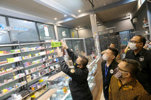 <p>Ketua Dewan Pimpinan Pusat Generasi Anti Narkoba Indonesia (GANI), Djoddy Prasetio Widyawan (kiri), Ketua KABAR dan Pengamat Hukum, Ariyo Bimmo (kedua kanan), Sekretaris Umum Personal Vaporizer Indonesia (APVI) Garindra Kartasasmita (kiri) dan Anggota APVI, Rhomedal (ketiga kanan) memasang stiker himbauan di toko Vapepackers, Jakarta, Rabu, 9 September 2020. Kegiatan ini merupakan sosialisasi mengenai bahaya penyalahgunaan narkoba pada produk tembakau alternatif atau rokok elektrik melalui gerakan sosial bertajuk “Gerakan Pencegahan Penyalahgunaan Rokok Elektrik (GEPPREK)” yang juga telah dilakukan di Denpasar, Bali, dan Bandung, Jawa Barat. Foto: Ismail Pohan/TrenAsia</p>
