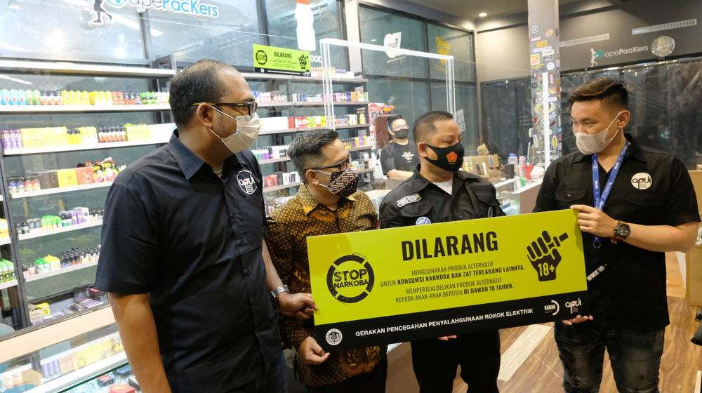 <p>Ketua Dewan Pimpinan Pusat Generasi Anti Narkoba Indonesia (GANI), Djoddy Prasetio Widyawan (kedua kanan), Ketua KABAR dan Pengamat Hukum, Ariyo Bimmo (kedua kiri), Sekretaris Umum Personal Vaporizer Indonesia (APVI) Garindra Kartasasmita (kiri) dan Anggota APVI, Rhomedal (kanan) berbincang usai memasang stiker himbauan di toko Vapepackers, Jakarta, Rabu, 9 September 2020. Kegiatan ini merupakan sosialisasi mengenai bahaya penyalahgunaan narkoba pada produk tembakau alternatif atau rokok elektrik melalui gerakan sosial bertajuk “Gerakan Pencegahan Penyalahgunaan Rokok Elektrik (GEPPREK)” yang juga telah dilakukan di Denpasar, Bali, dan Bandung, Jawa Barat. Foto: Ismail Pohan/TrenAsia</p>
