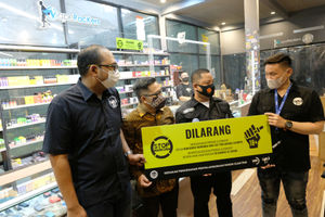 <p>Ketua Dewan Pimpinan Pusat Generasi Anti Narkoba Indonesia (GANI), Djoddy Prasetio Widyawan (kedua kanan), Ketua KABAR dan Pengamat Hukum, Ariyo Bimmo (kedua kiri), Sekretaris Umum Personal Vaporizer Indonesia (APVI) Garindra Kartasasmita (kiri) dan Anggota APVI, Rhomedal (kanan) berbincang usai memasang stiker himbauan di toko Vapepackers, Jakarta, Rabu, 9 September 2020. Kegiatan ini merupakan sosialisasi mengenai bahaya penyalahgunaan narkoba pada produk tembakau alternatif atau rokok elektrik melalui gerakan sosial bertajuk “Gerakan Pencegahan Penyalahgunaan Rokok Elektrik (GEPPREK)” yang juga telah dilakukan di Denpasar, Bali, dan Bandung, Jawa Barat. Foto: Ismail Pohan/TrenAsia</p>
