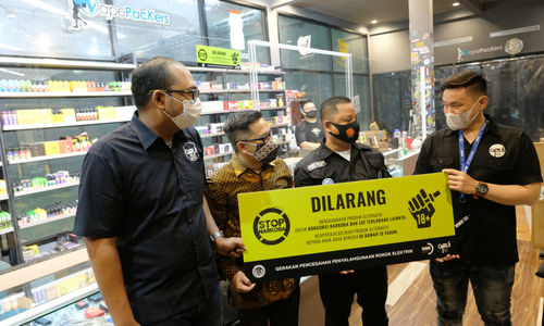 <p>Ketua Dewan Pimpinan Pusat Generasi Anti Narkoba Indonesia (GANI), Djoddy Prasetio Widyawan (kedua kanan), Ketua KABAR dan Pengamat Hukum, Ariyo Bimmo (kedua kiri), Sekretaris Umum Personal Vaporizer Indonesia (APVI) Garindra Kartasasmita (kiri) dan Anggota APVI, Rhomedal (kanan) berbincang usai memasang stiker himbauan di toko Vapepackers, Jakarta, Rabu, 9 September 2020. Kegiatan ini merupakan sosialisasi mengenai bahaya penyalahgunaan narkoba pada produk tembakau alternatif atau rokok elektrik melalui gerakan sosial bertajuk “Gerakan Pencegahan Penyalahgunaan Rokok Elektrik (GEPPREK)” yang juga telah dilakukan di Denpasar, Bali, dan Bandung, Jawa Barat. Foto: Ismail Pohan/TrenAsia</p>
